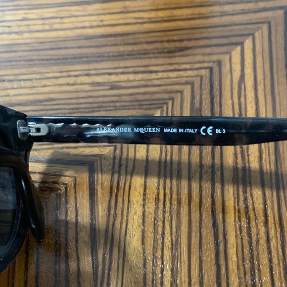 Alexander McQueen Gray Tortoiseshell Sunglasses - Picture 3 of 5